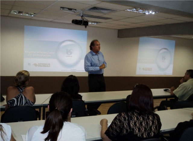  lvaro Mendes - Superintendente de Suprimentos e Contrataes Estratgicas ministrando treinamento aos fornecedores